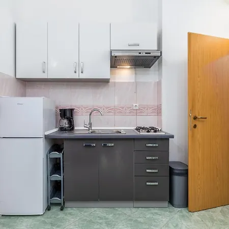 1 Bedroom Front In