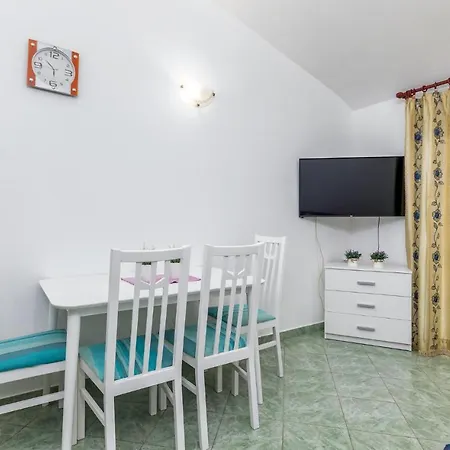 1 Bedroom Front In *